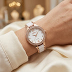 Montre Femme Céramique Blanche Sertie de Strass – or rose et céramique blanche, portée au poignet