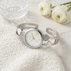 Montre Bracelet Jonc Femme Cœurs et Strass – jonc argenté, cadran blanc, cœurs blancs et strass