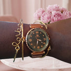 Coffret Montre Femme Ciel Étoilé et Joncs Dorés – maille or rose + 4 joncs dorés, portée au poignet