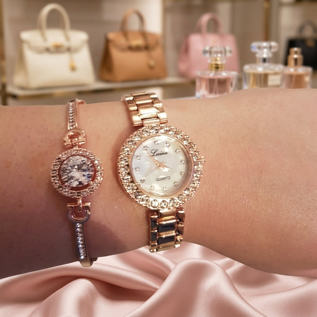 Montre Femme Strass et Bracelet Assorti – or rose, cadran blanc nacré, montre seule, portée au poignet