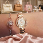 Montre Femme Strass et Bracelet Assorti – or rose, cadran blanc nacré, montre seule, portée au poignet