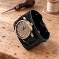 Montre Manchette Cuir Rétro – manchette cuir noir, boîtier bronze, cadran brun